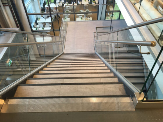 Trapp Alsaker har prosjektert og montert på Kokstad rett over inngangspartiet til Leos Lekeland.